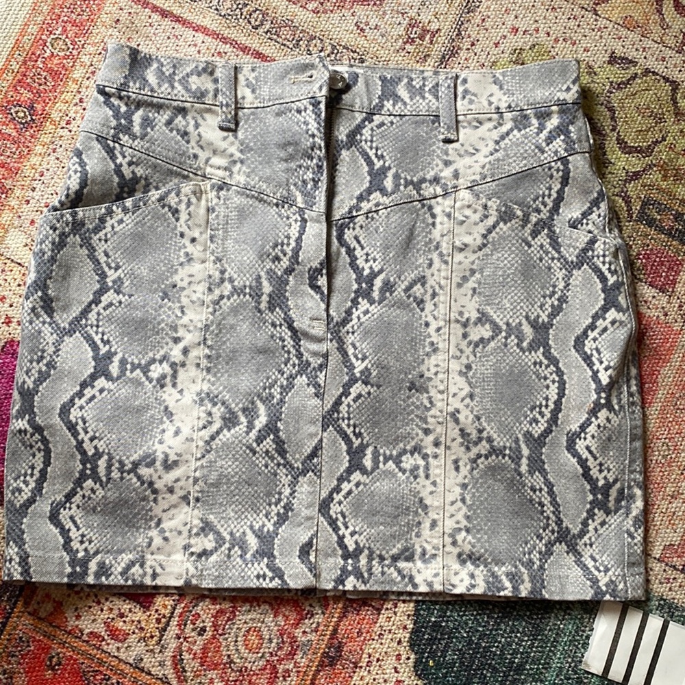 Aritzia wilfred free kelsey Python Snake Print Mini Skirt Size 8 Medium Gray